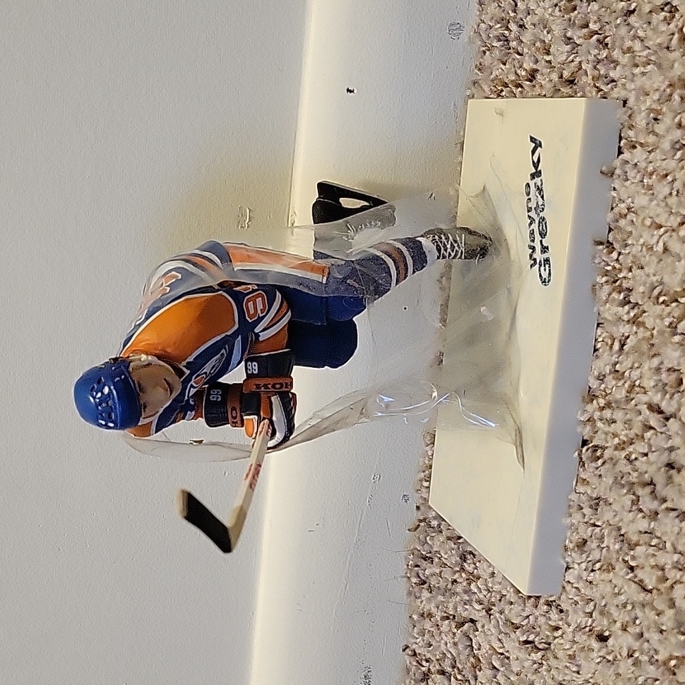 Wayne gretzky hockey figure